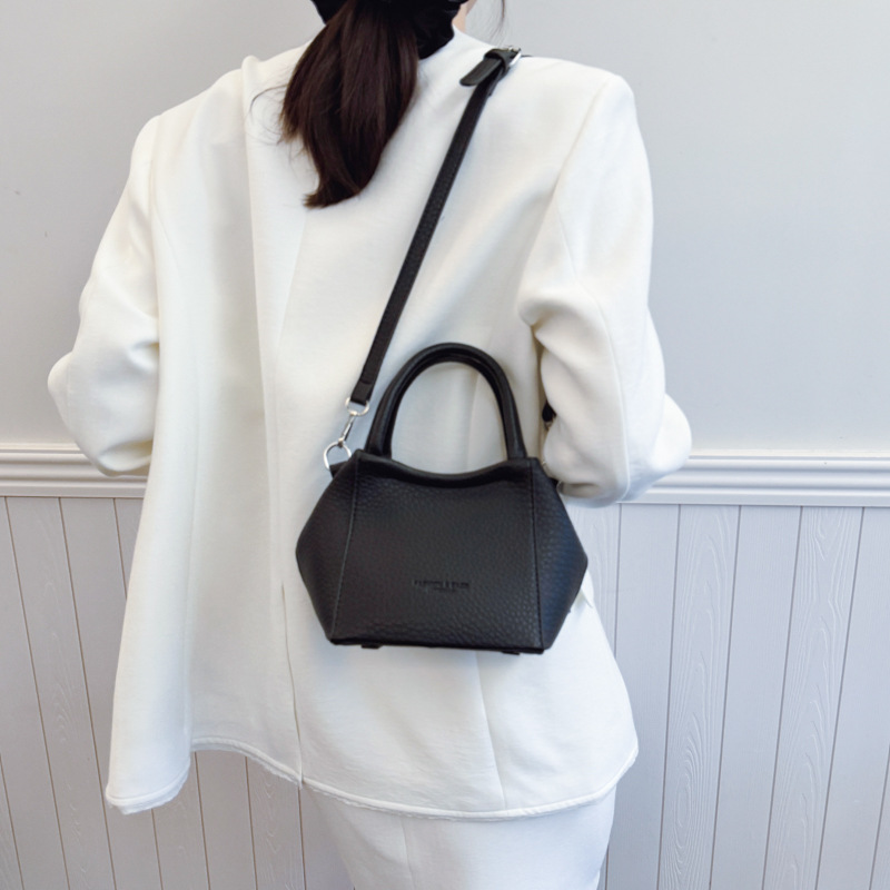 A new cross-border trend, high-end, niche design, fashionable, casual and simple hand-held shoulder bag details Picture