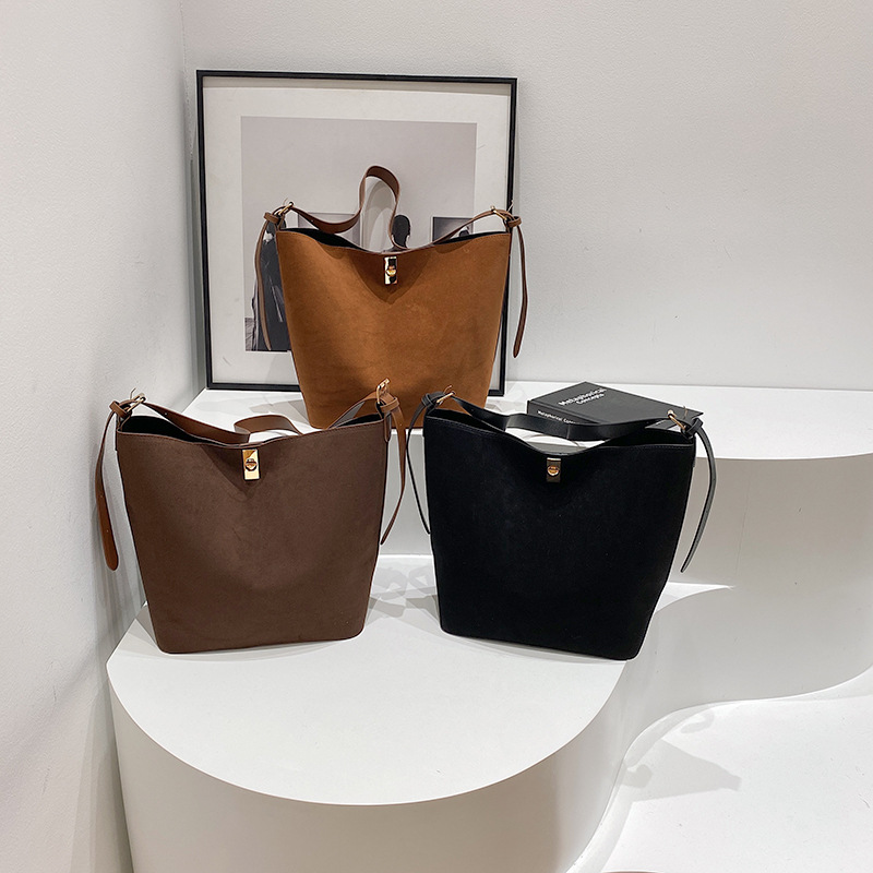 Winter new high-end large-capacity tote bag, bucket bag, women's commuting large-capacity single-shoulder bag, handbag Application Scenario