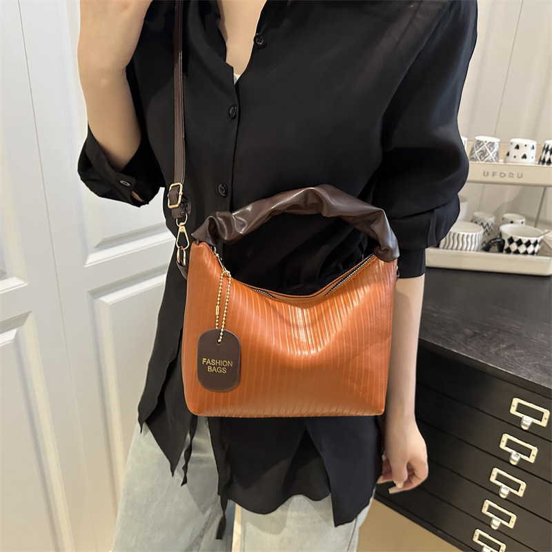 High-appeartion-level, niche design pleated bag 2025 new summer trend crossbody bag, versatile hand-held Korean-style bag details Picture