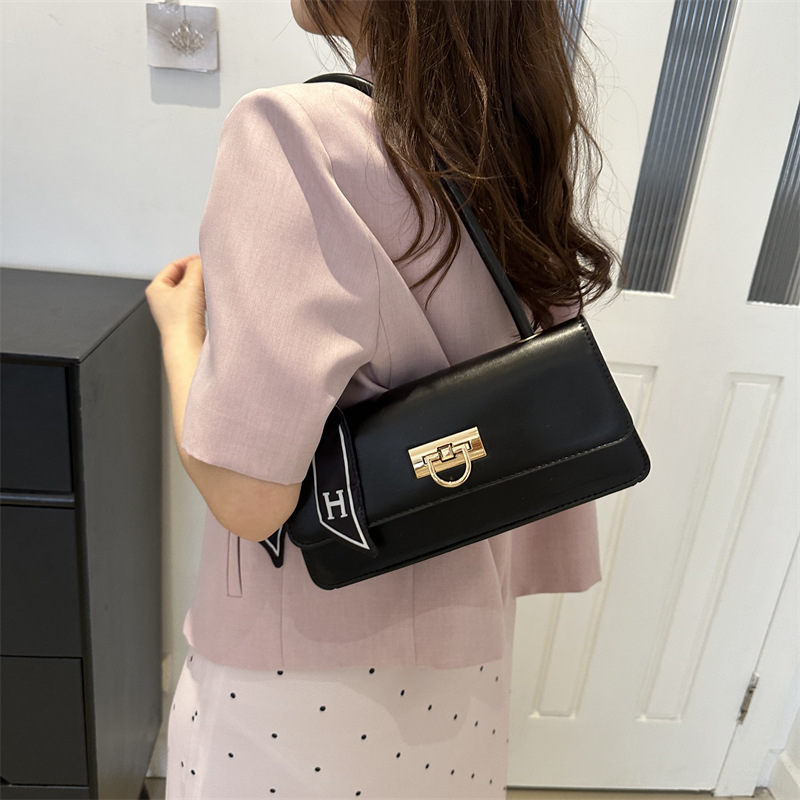Cross-border French niche underarm bag for women, new Spring/Summer 2024 fashionable handbag, high-quality commuting crossbody bag details Picture