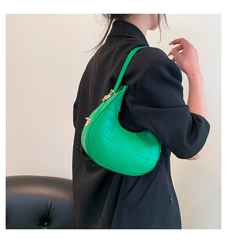 A fresh and unique small bag for women, a new summer simple and stylish single-shoulder bag, a fashionable, casual and retro crescent moon handbag full figure