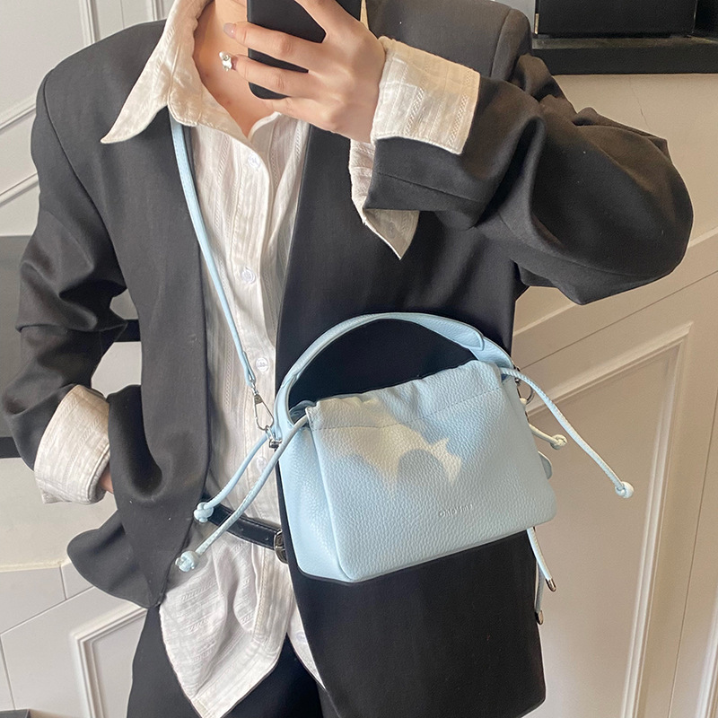 Korean ins pleated bag, trendy and fashionable bucket bag for women 2025, new simple single-shoulder bag, high-end crossbody bag Application Scenario