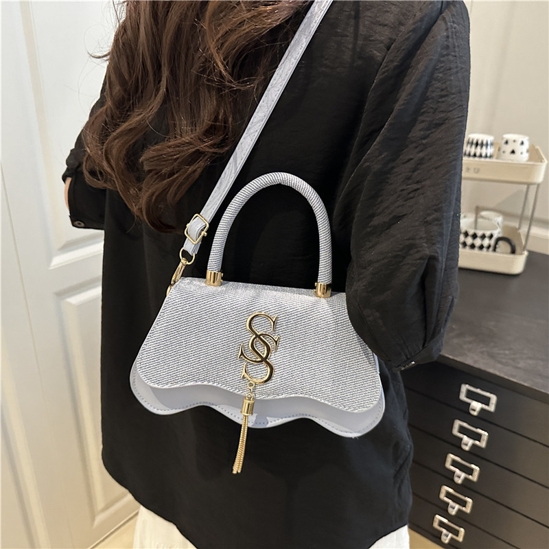 A simple, versatile, personalized and casual small square bag for women with a niche design, high-end quality and elegant style. A new crossbody bag for commuting Specification drawing