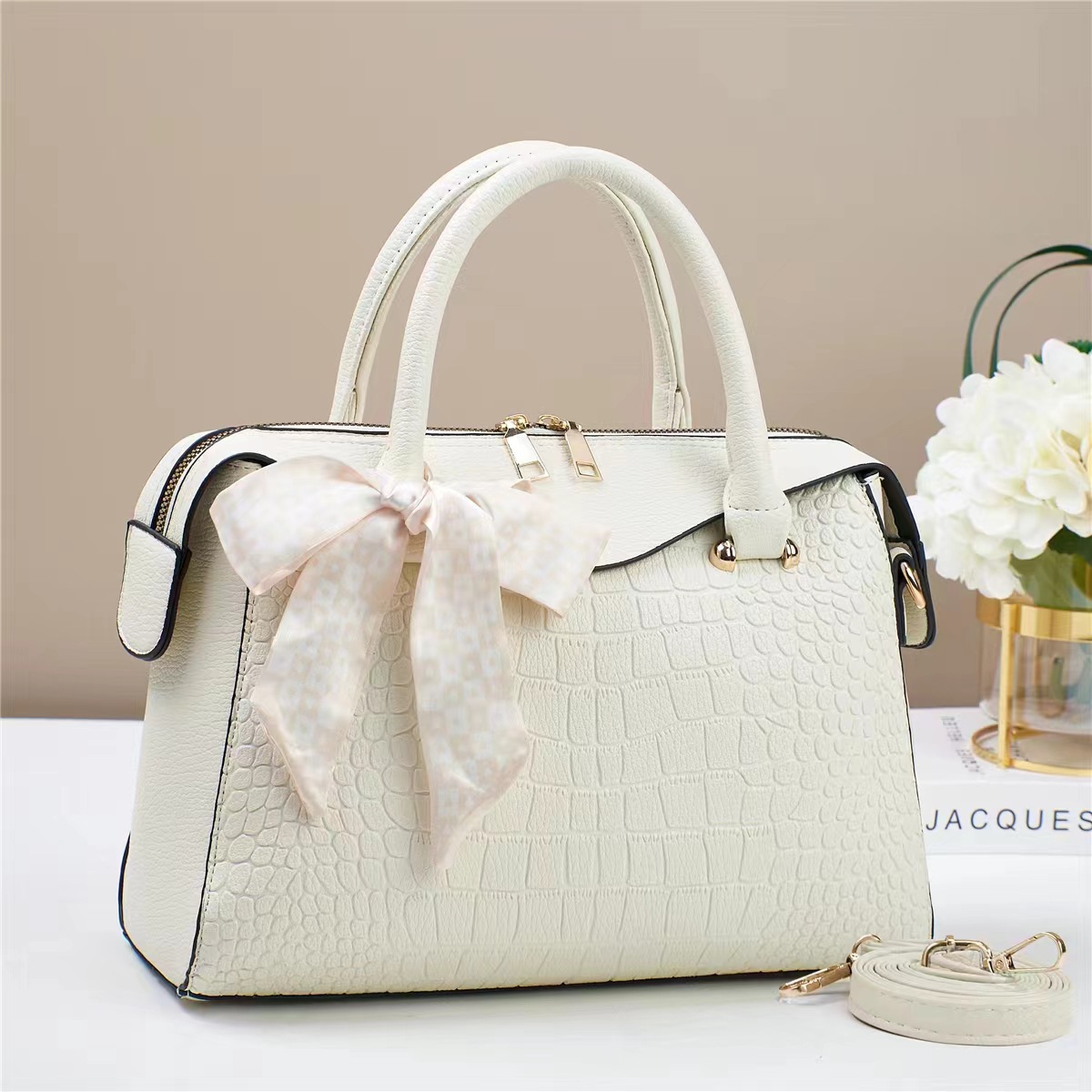 A popular single-shoulder crossbody bag from a fashion manufacturer for foreign trade, a new spring large bag bestseller, and a versatile handbag for women in 2024 Specification drawing