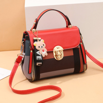 The 2022 new trendy and stylish checkered small bag, a fashionable women's bag, a versatile crossbody bag for cross-border use Application Scenario