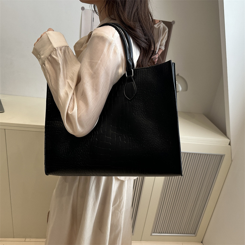 A stylish and large-capacity casual commuting single-shoulder bag for summer 2025, featuring a solid color, trendy and simple hand-held tote bag details Picture