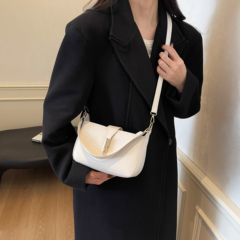 The new color contrast and patchwork women's bag for the 2024 autumn and winter season features a unique and high-quality design with a simple single-shoulder crossbody style, creating a cross-border trend Specification drawing