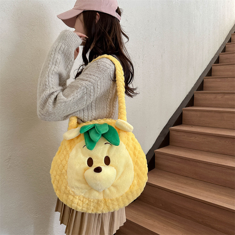 A new 2024 Japanese large-capacity cartoon pineapple bear handbag, a sweet and fluffy single-shoulder bag for students' classes details Picture