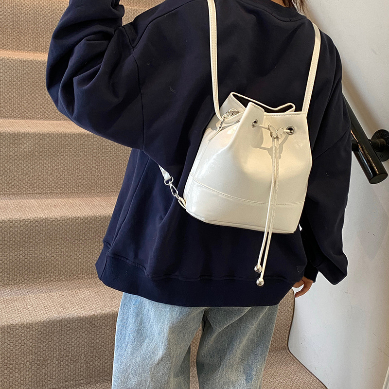 Cross-border niche quality backpack for women's 2024 autumn/winter new school-style crossbody bag, simple single-shoulder bucket bag details Picture