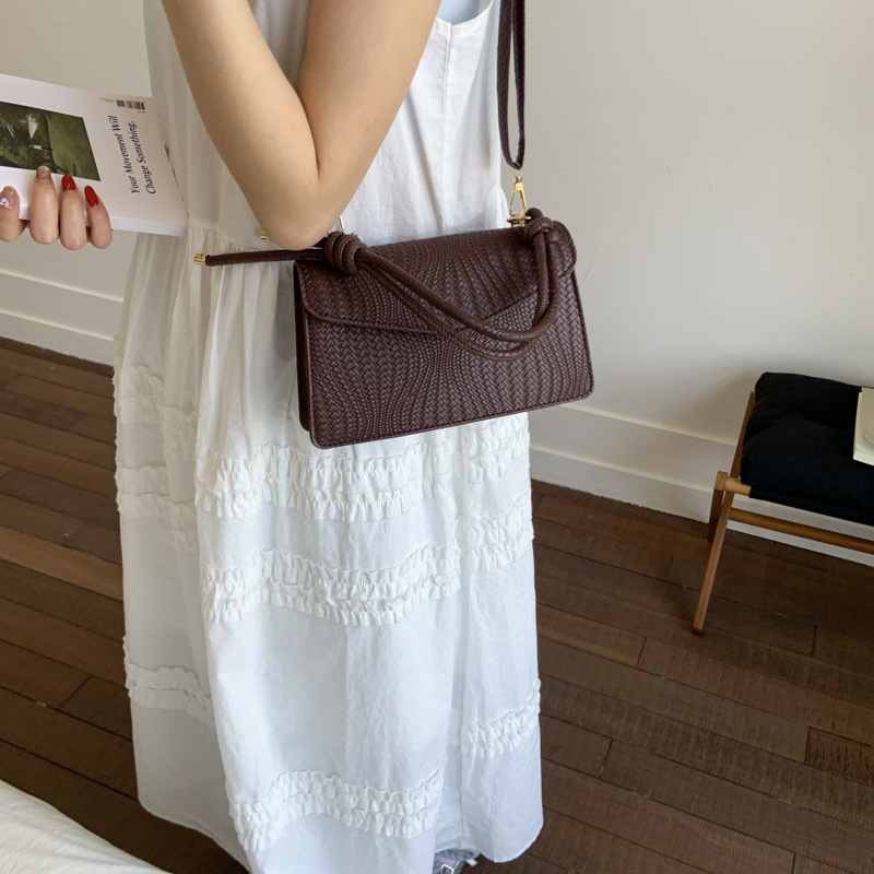 This is a stylish, simple and individualistic handbag for the summer of 2025. It's a trendy single-shoulder crossbody bag with a small square style Specification drawing