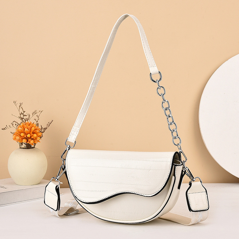 The new 2024 fashion single-shoulder underarm bag, crossbody bag, large-capacity portable handbag and semi-round saddle bag for women Application Scenario