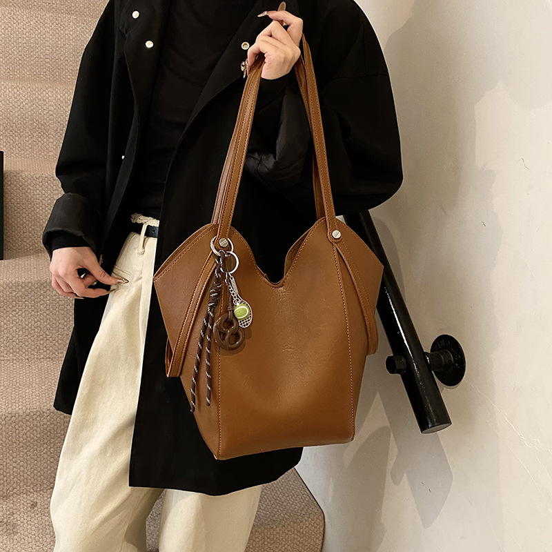 This retro-textured large-capacity bag is a new fashion single-shoulder bag for women in 2025. It is high-end, stylish and versatile for commuting tote full figure