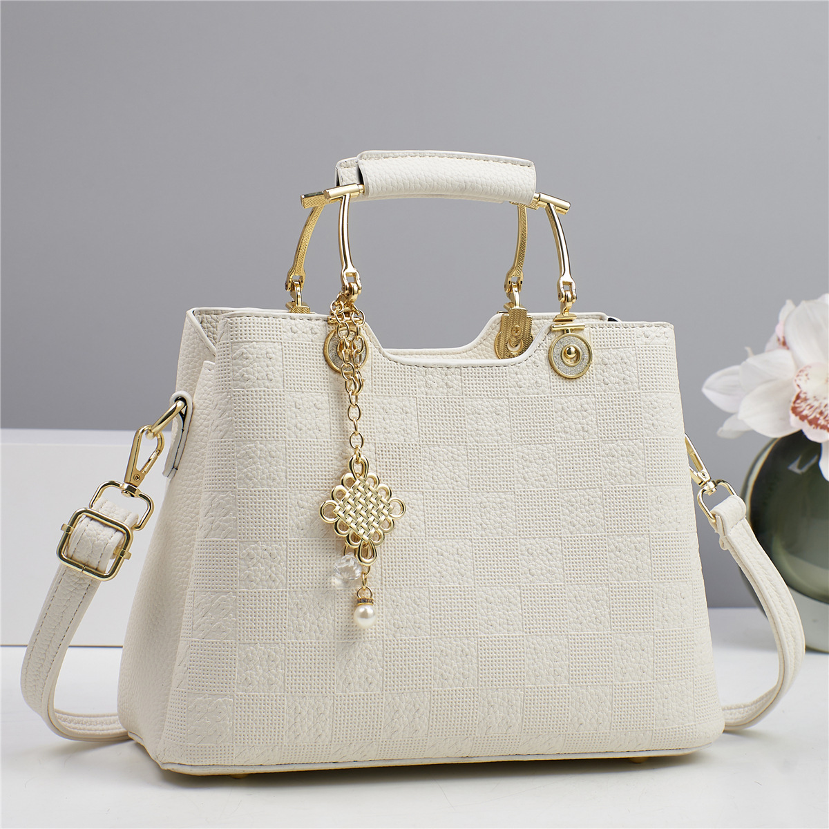 New checkered embossed fashionable macaron handbag, multi-layered, simple and elegant, single-shoulder bag, versatile for cross-border use, large capacity details Picture