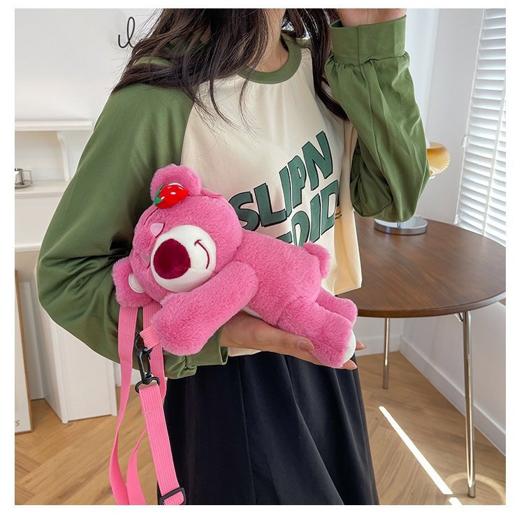 Cute and playful strawberry bear plush bag, pink bear doll bag, sweet and girlish strawberry bear bag with a slanted cross Specification drawing