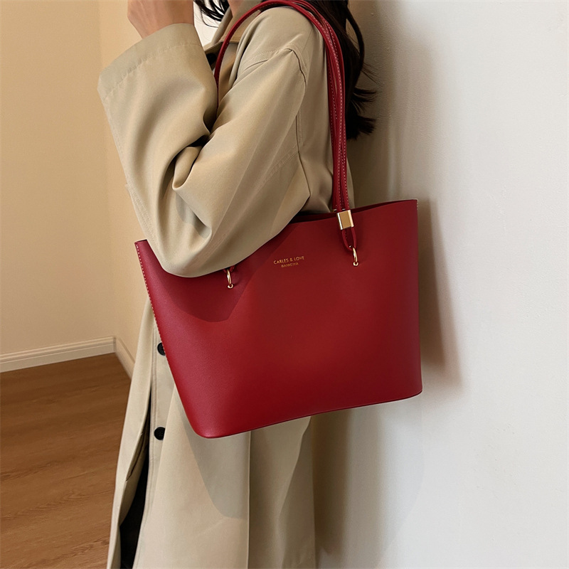 Bag Girl 2025 Summer New Style High-end commuter bag, large-capacity tote bag, fashionable shoulder bag, versatile underarm bag Application Scenario