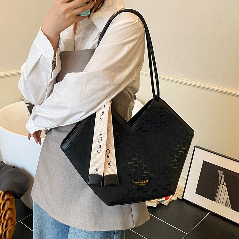 This is a new high-end, versatile, large-capacity tote bag for women, which is stylish, simple and casual for commuting Specification drawing
