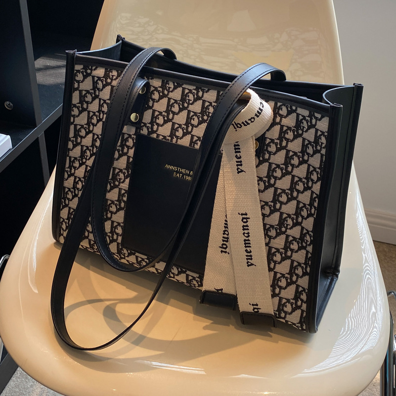 A large-capacity women's 2025 new versatile commuter single-shoulder bag with a fashionable, high-end texture and a retro tote bag Application Scenario