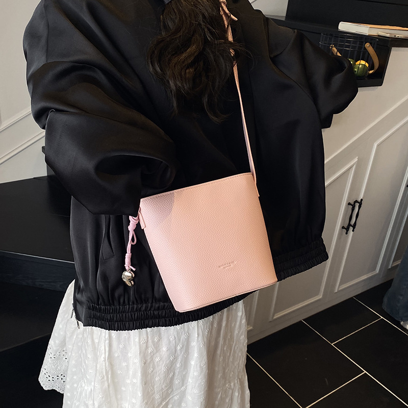 A super popular and versatile bucket bag for women, a new stylish Korean-style crossbody bag in 2025, a niche bestseller single-shoulder bucket bag details Picture