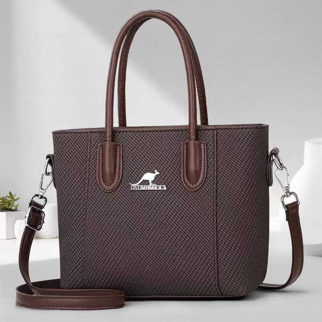 This is a large capacity, practical, simple and elegant 2025 new style, fashionable and high-end, with a slanted crossbody Application Scenario