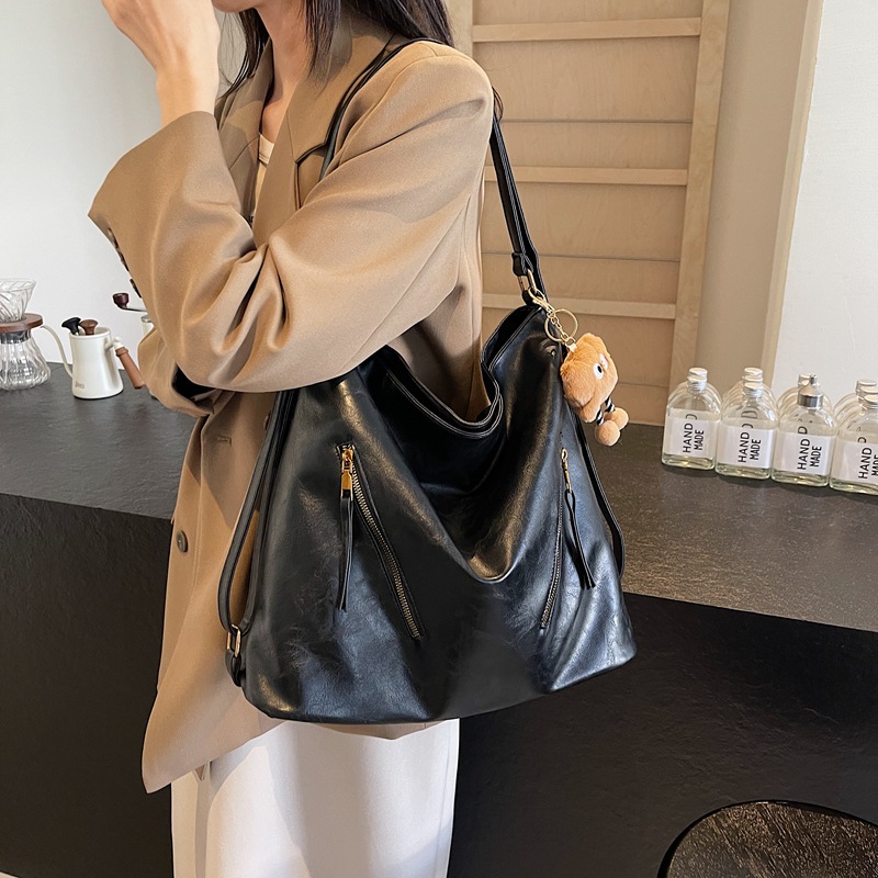 Retro commuter Tote bag for women, large capacity 2024 new style, fashionable single-shoulder crossbody multi-functional lightweight backpack Application Scenario
