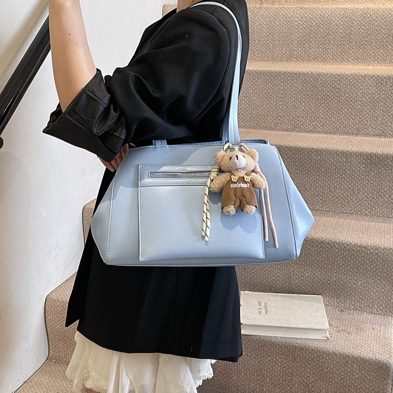 The laid-back style large-capacity tote bag for women in 2025 is a new, fashionable and versatile single-shoulder bag for commuting. It is a simple and solid color underarm bag Specification drawing