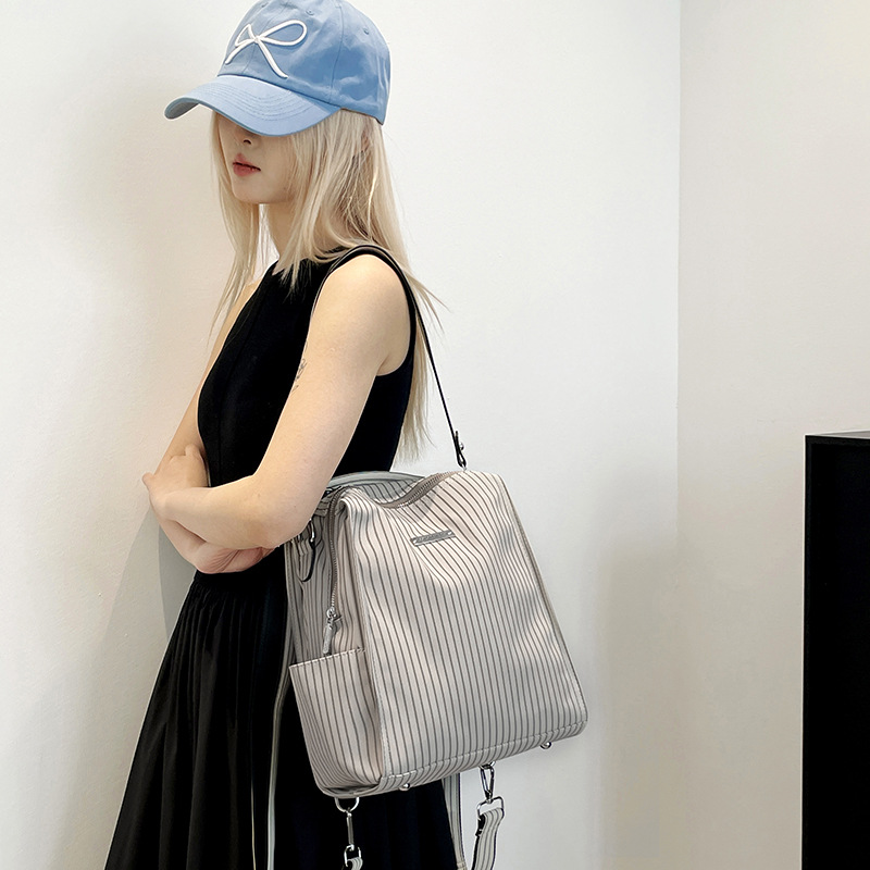 Colorful Fox's new ins fashion and niche backpack is a versatile and multi-functional backpack that can be carried by hand or crossbody details Picture