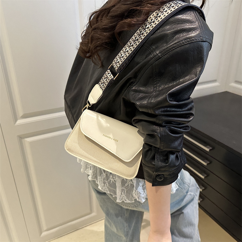 High-end small square bag, versatile and fashionable bag for women, 2025 new crossbody bag, single-shoulder design, underarm women's bag details Picture