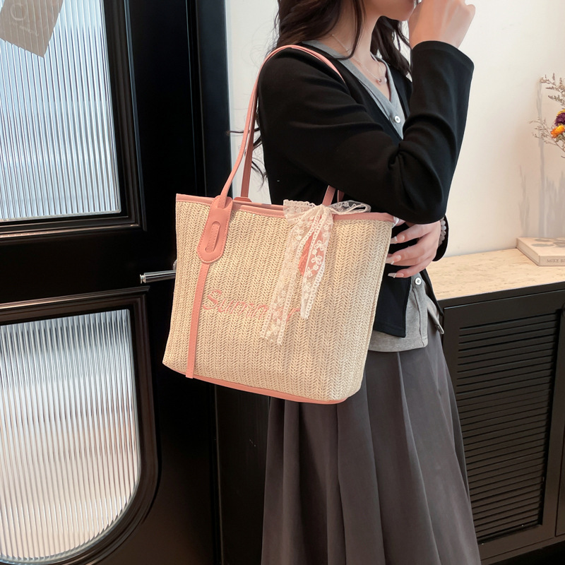 Fashionable and retro style, individual and elegant, trendy woven bag, women's underarm bag, new spring single-shoulder handbag details Picture