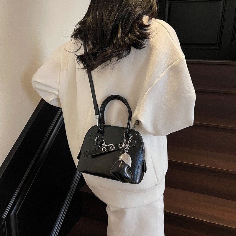 A trendy and stylish hand-held bowling bag for women, 2025 new Korean style fashionable shell bag, a super popular single-shoulder crossbody bag Application Scenario