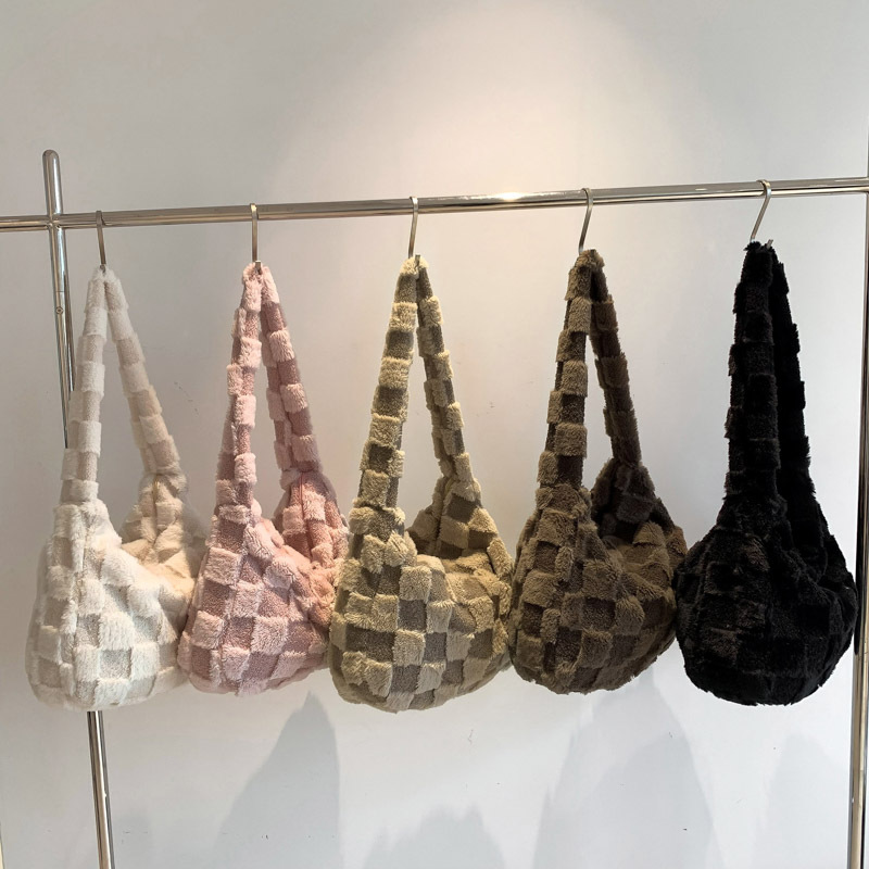 Color-blocking checkered trendy and individualistic women's bag 2023, large capacity, laid-back and casual, underarm crossbody single-shoulder plush tote bag Application Scenario