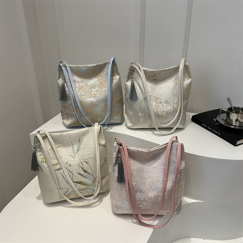 New Chinese-style large-capacity women's 2024 embroidered casual commuting tote bag, high-quality single-shoulder bag Application Scenario
