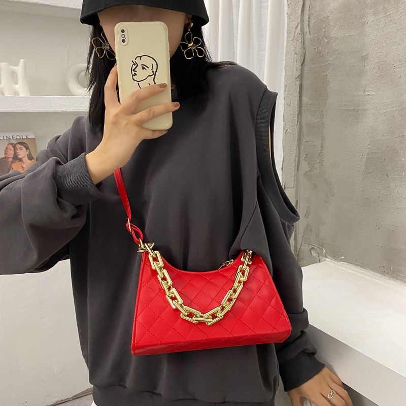 The new women's crossbody bag for autumn and winter 2021 is a fashionable, casual and versatile chain crossbody bag Application Scenario