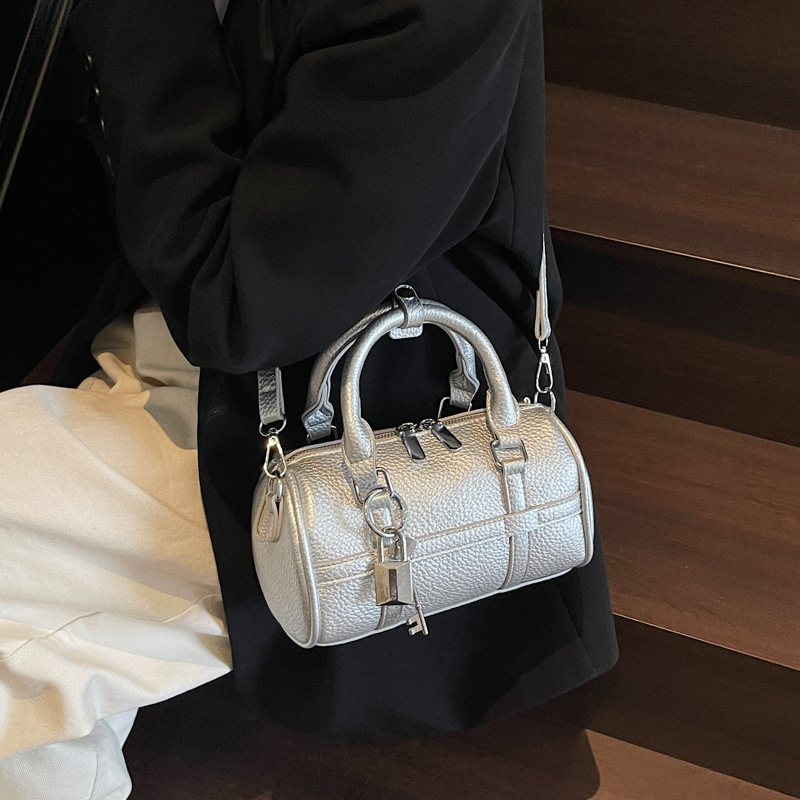 Korean version niche design hand-held Boston bag for women 2025 new trendy and fashionable solid color versatile single-shoulder crossbody bag Application Scenario