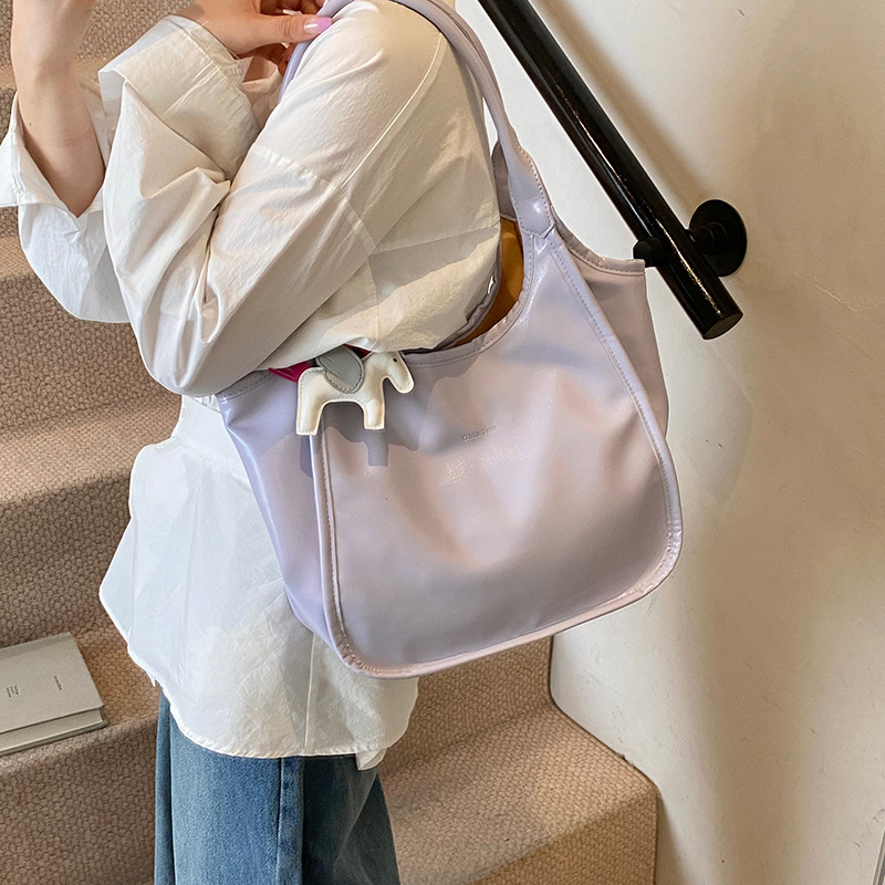 The 2025 new candy-colored large-capacity tote bag for women, with a high-end texture and a solid color, stylish commuting single-shoulder bag details Picture