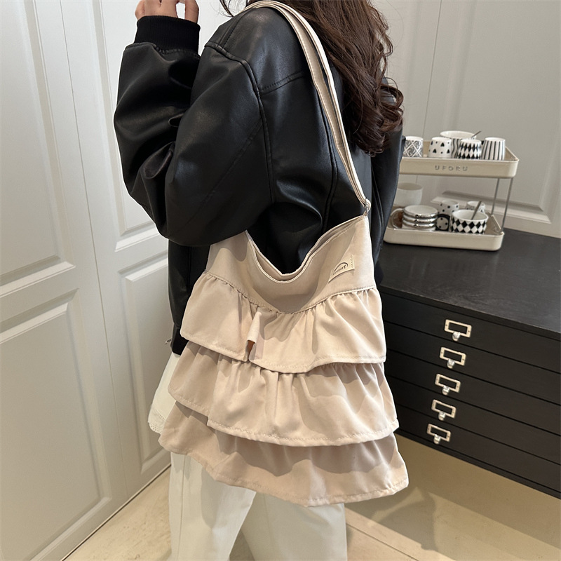 A new large-capacity fashionable Oxford fabric crossbody bag for women with a ruffled skirt hem in spring 2025 from South Korea Specification drawing