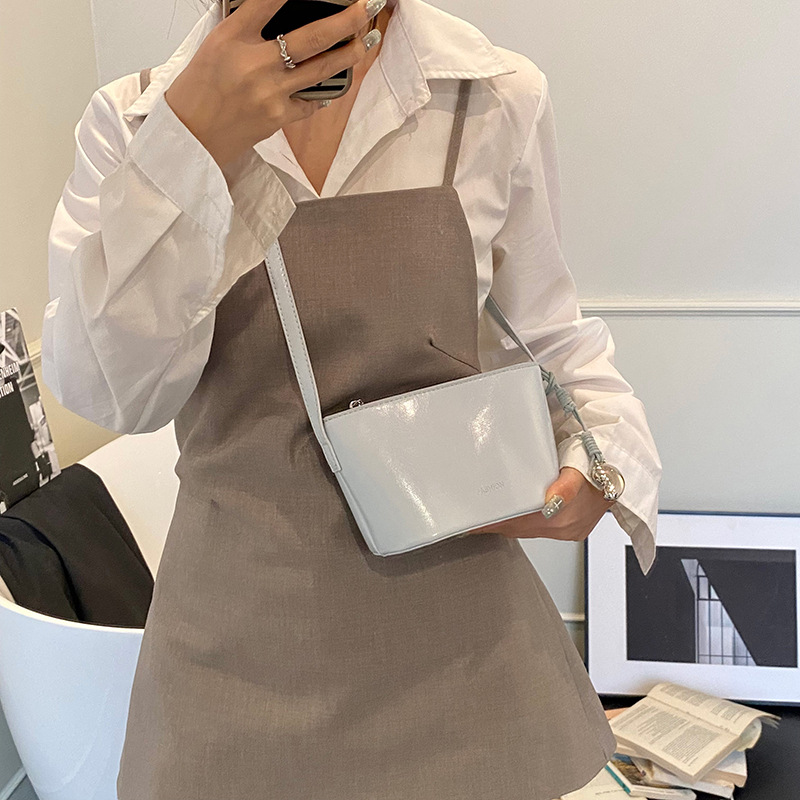 High-end and fashionable hand-held bucket bag for women, 2025 new niche design, commuting single-shoulder bag, trendy and stylish crossbody bag Application Scenario