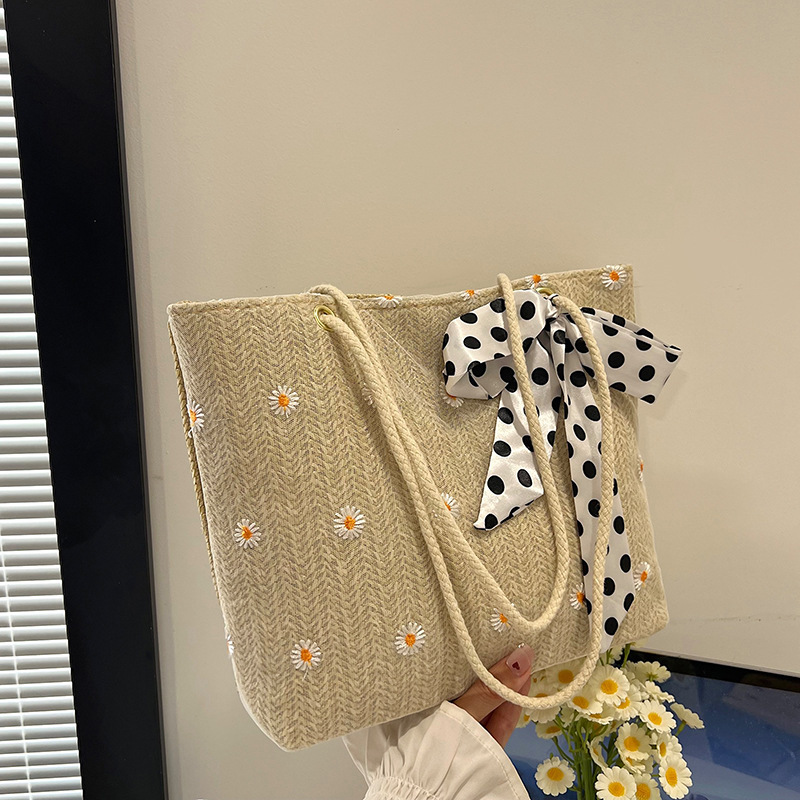 The new straw woven bag for summer 2025 is a trendy and fashionable women's bag. It is a cool single-shoulder hand-carry large-capacity lace tote bag full figure