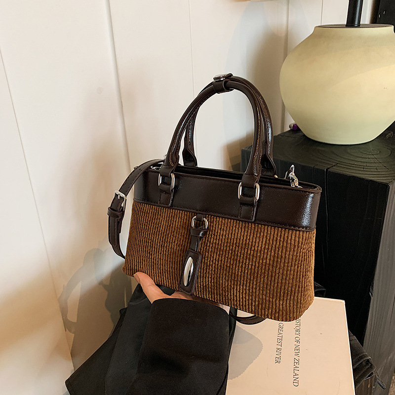 A niche design with a retro and high-end feel, Instagram-trendy hand-held tote bag for women, a new 2024 fashionable and casual crossbody bag Specification drawing
