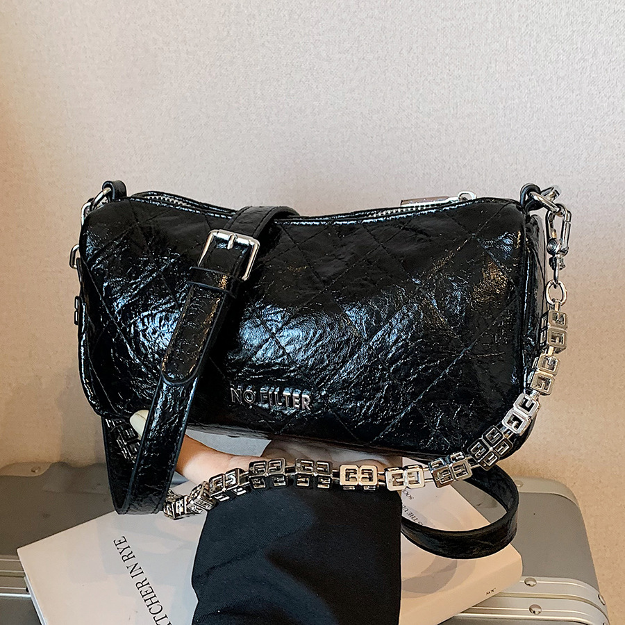A high-end oil wax leather small square bag for women, a new 2024 trendy and fashionable chain single-shoulder crossbody bag, a versatile commuting small bag full figure