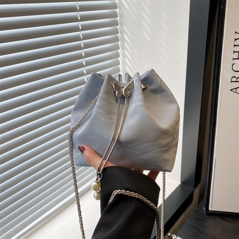 Niche design metal hand-held bucket bag for women, stylish and versatile, elegant single-shoulder bag, ins simple chain crossbody bag full figure