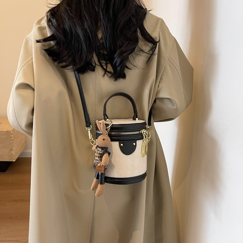 Hand-held bucket bag for women, 2023 new style bag, retro and versatile, single-shoulder bag, solid color, fashionable and high-quality, diamond-shaped crossbody bag Specification drawing