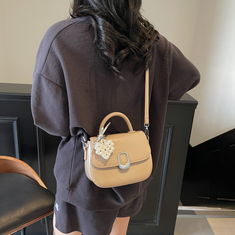 French niche quality underarm bag, women's bag, Spring 2025 new style simple small square bag, fashionable single-shoulder handbag details Picture