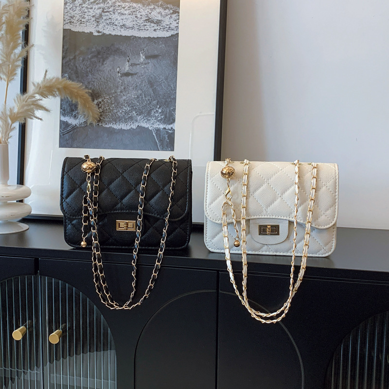 The 2025 new Korean-style diamond-shaped chain bag, a small chanel-style single-shoulder crossbody bag, a versatile small square bag for women Application Scenario