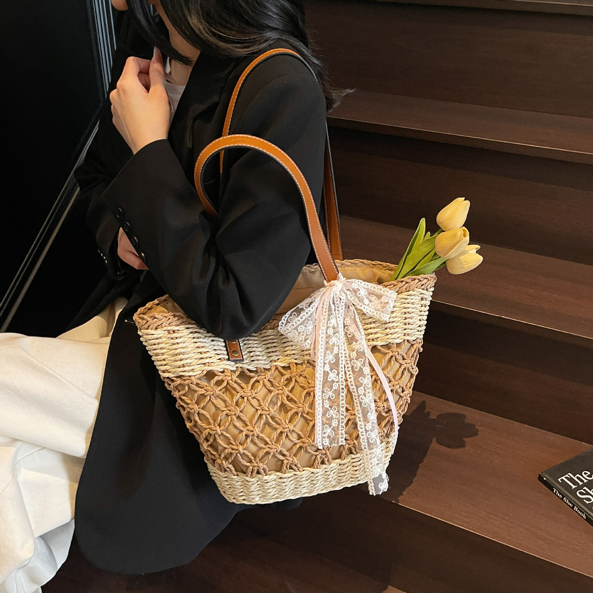A large-capacity woven straw bag for women 2025, a versatile single-shoulder bag for summer, and a tote bag for commuting to the seaside and beach Application Scenario