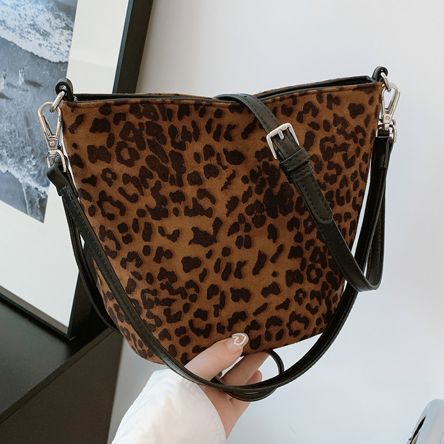 A niche design leopard print bucket bag for women, a new 2024 trendy, retro, casual and versatile large bag with a high-end underarm feel full figure