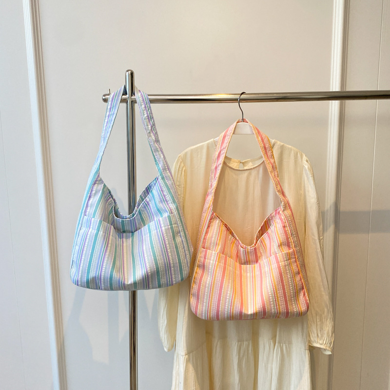 Large-capacity canvas bag for women, 2024 new summer fashion and casual underarm bag, commuter single-shoulder tote bag Application Scenario