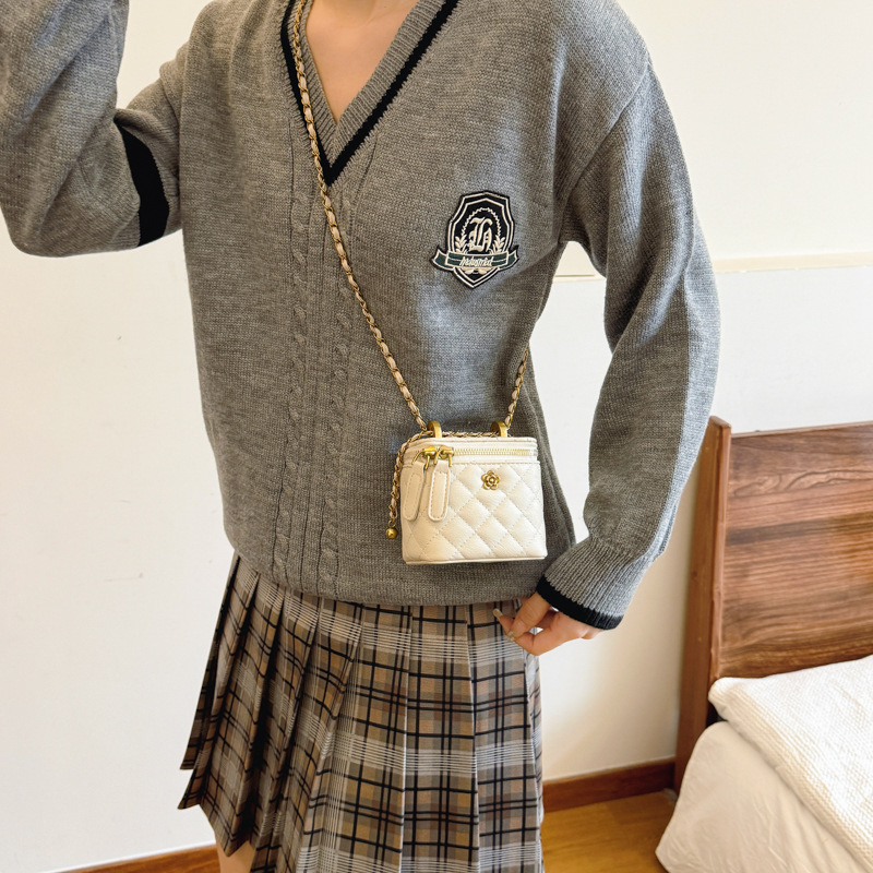 The diamond-patterned embroidered thread small bag for women is a popular 2024 autumn and winter bestseller. The chain crossbody bag is a fashionable and super popular small square bag Specification drawing