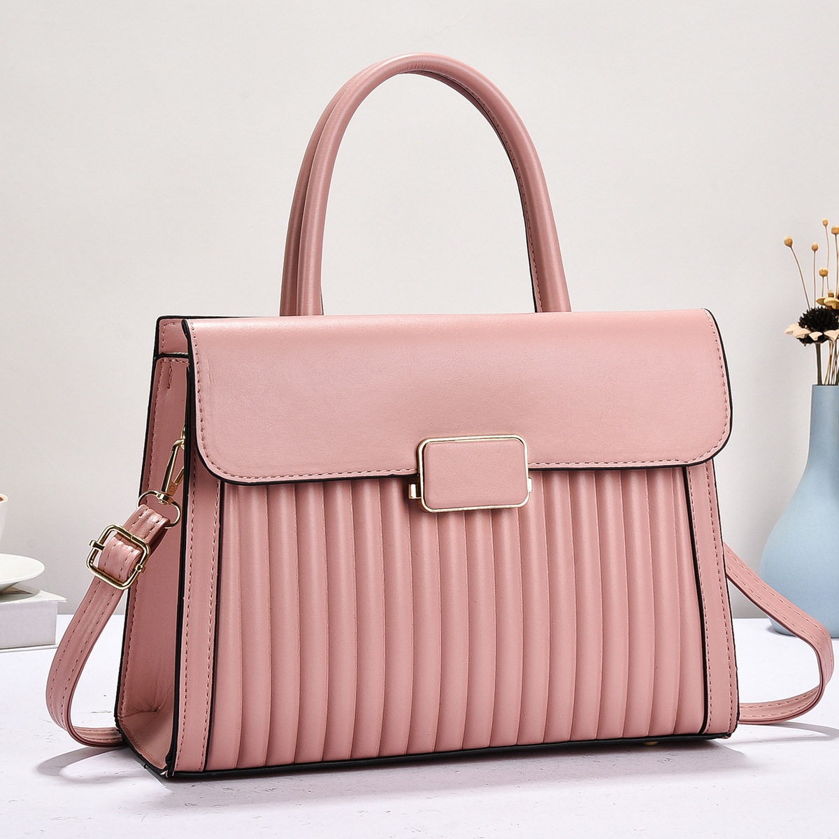 Cross-border 2025handbags women 's bun, mother' s handbag, lock, single-shoulder crossbody bag, fashionable and versatile organ bag for hours Application Scenario