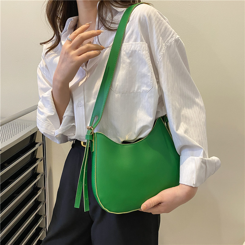 This year, a new fashionable and versatile single-shoulder crossbody bag with a unique and simple style is popular among female Internet celebrities for spring and summer details Picture