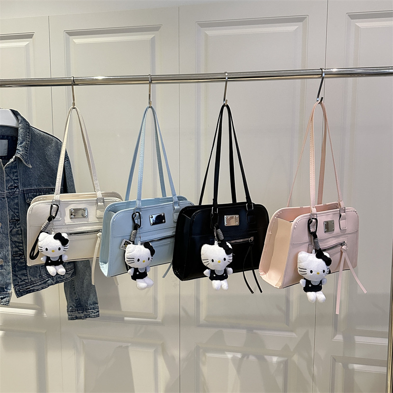 The new Korean version of the women's single-shoulder bag features a unique design, a high-end underarm bag, and a fashionable PU hand-held pillow bag for women Application Scenario